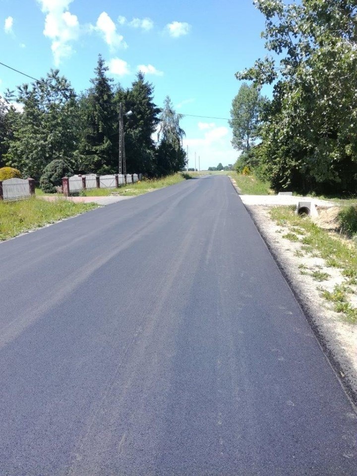 Na drodze w Łobzowie i Jeżówce pojawił się już długo wyczekiwany przez kierowców asfalt [ZDJĘCIA]