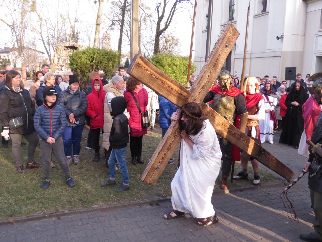 W Wielką Środę przy Klasztorze Franciszkanów w Brodnicy zorganizowano Pasyjne Widowisko Plenerowe Męki Pańskiej
