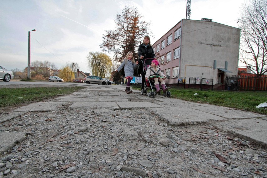 Kraków. Chodnik przy szkole w opłakanym stanie. Rodzice boją się o bezpieczeństwo dzieci [ZDJĘCIA]
