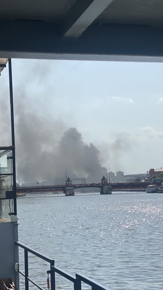 Pożar przed dworcem PKP w Szczecinie. Słup dymu unoszące się nad centrum miasta