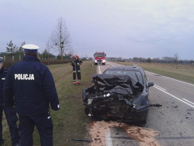 Wypadek w Bartoszach. Fiat wjechał w tył ciągnika. Ranny kierowca