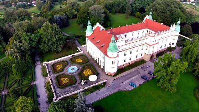 Podkarpacie bogate jest w piękne zabytki. Jednym z nich jest zamek w Baranowie Sandomierskim. W części zamku działa hotel, więc można spędzić noc w królewskim stylu. Zdjęcie na licencji CC BY-SA 3.0 PL.