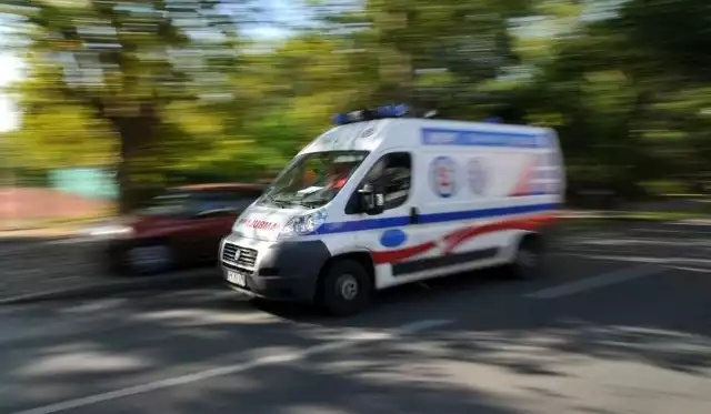 Do groźnego wypadku doszło w środę rano w miejscowości Urbanie. Samochód osobowy zderzył się tam czołowo z busem. Cztery osoby zostały ranne.