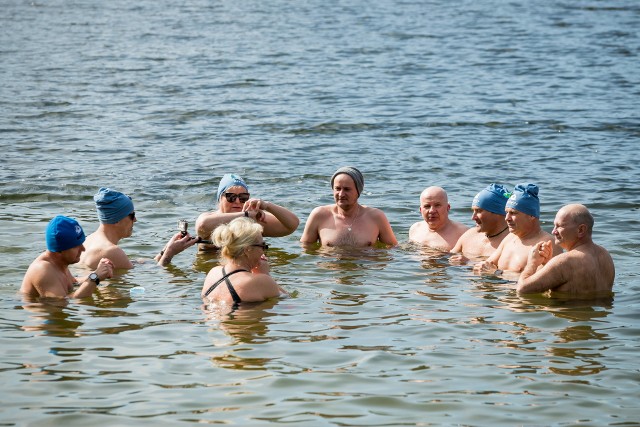 Tradycyjnie w niedzielne południe nad Jeziorem Jezuickim w Pieckach spotkali się sympatycy zimnych kąpieli z Bydgoszczy i okolic. Aby zobaczyć zdjęcia z morsowania przesuń gestem lub strzałką w prawo>>>