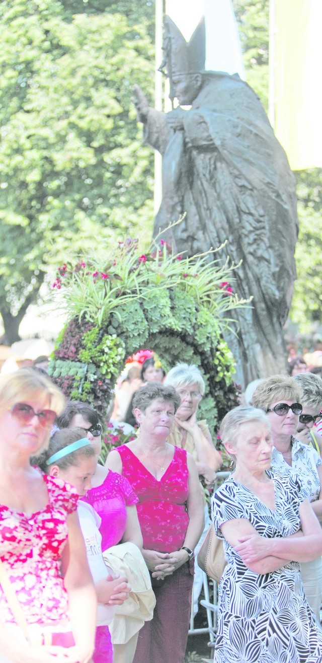 Co roku na pielgrzymkę stanową kobiet i dziewcząt do Piekar przybywają tysiące pątniczek z całego regionu
