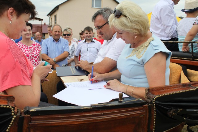 Umowy podpisano w Eustachowie koło Łopuszna, gdzie powstaną inwestycje. „Autografy” na dokumentach dali wójt Łopuszna Irena Marcisz i wicemarszałek Piotr Żołądek.