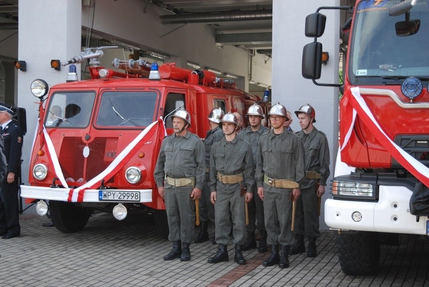 Powiatowy Dzień Strażaka w Przysusze. Druhowie otrzymali nowy sprzęt i wozy bojowe. Były też gratulacje i odznaczenia