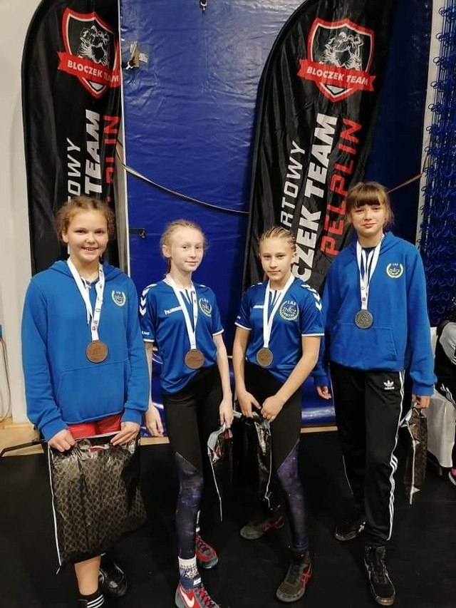 Zawodnicy LZS Znicz Chęciny wystartował w turnieju w ramach U14 Wrestling Tour'21. Najlepiej pokazała się Anna Staniak pokazała się w kategorii do 42 kilogramów.Za nami pierwszy turniej w ramach U14 Wrestling Tour'21 15-16.10.2021 Pelplin Turniej, który był mocno obsadzony. Wystartowało około 350 uczestników młodziczek i młodzików oraz dzieci, a w śród nich ekipy z Niemiec, Ukrainy, Słowacji i Litwy. Nasze panie charakternie walczyły do ostatnich chwil. Najlepiej pokazała się Anna Staniak (kategoria 42 kg). Ubiegłoroczna mistrzyni Polski młodziczek wygrała cztery walki i wraca że złotym medalem do domu. Nadia Kocia (50 kg) wywalczyła srebrny medal, Patrycja Bukowska (39 kg) i Julia Gibalska wróciły z brązowymi medalami. Pozostałe dziewczyny Wiktoria Wiatr (46 kg), Gabriela Stokowiec (50 kg), Oliwia Higgins (66 kg) i Wiktoria Szewczyk (66 kg) wylądowały tuż poza podium i zameldowały się na piątych lokatach, tym paniom niewiele brakło by sięgnąć bo krążki. Drużynowo Znicz zajął drugie miejsce.