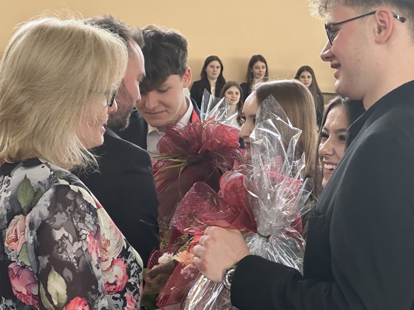 Zakończenie roku szkolnego maturzystów III Liceum Ogólnokształcącego imienia Dionizego Czachowskiego w Radomiu. Zobacz zdjęcia