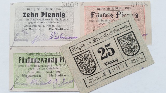 Notgeldy, które trafiły do rąk mieszkańców Strzelec, miały w awersie np. dwa duże godła gminy. Poza tym każdy banknot opatrzony był numerem i datą wydania.