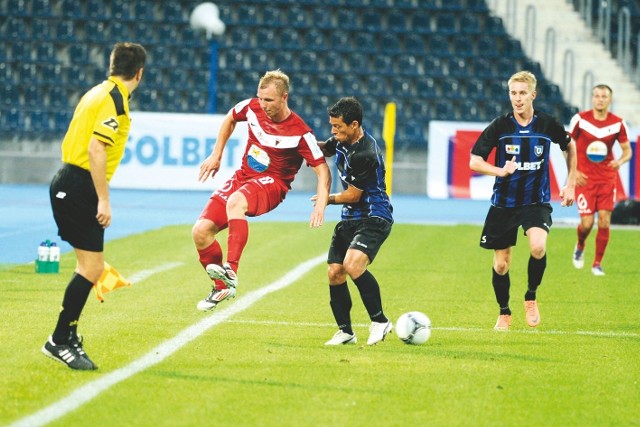 Hermes (z piłką) po meczu z GKS Tychy jest mocno poobijany. Jakub Wójcicki (z prawej) starał się jak mógł, wywalczył nawet rzut karny, ale gola nie udało się strzelić.