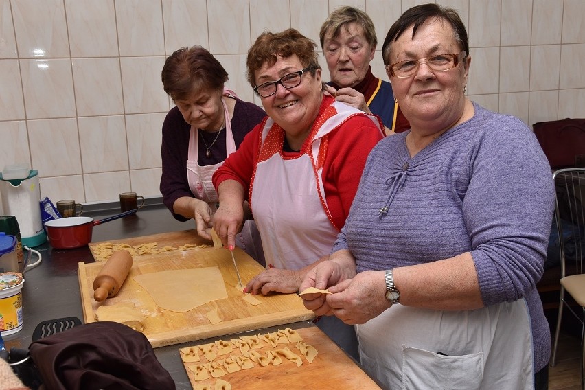 Dominikowice. Pączki pachniały masłem i domową różą, a chrust rozpływał się w ustach - kulinarne, karnawałowe spotkanie najlepszych gospodyń