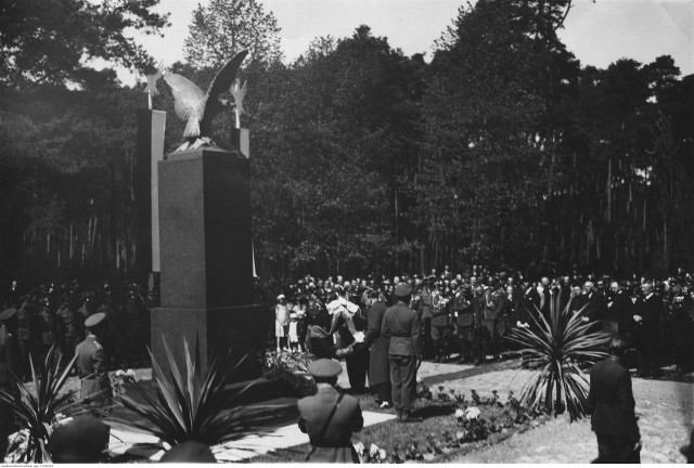 Odsłonięcie pomnika poległych żołnierzy wojsk balonowych w maju 1937 roku
