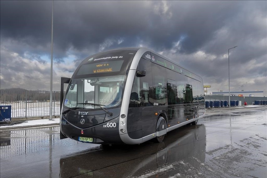 Takiego autobusu na krakowskich ulicach jeszcze nie było. Ruszyły testy [ZDJĘCIA]