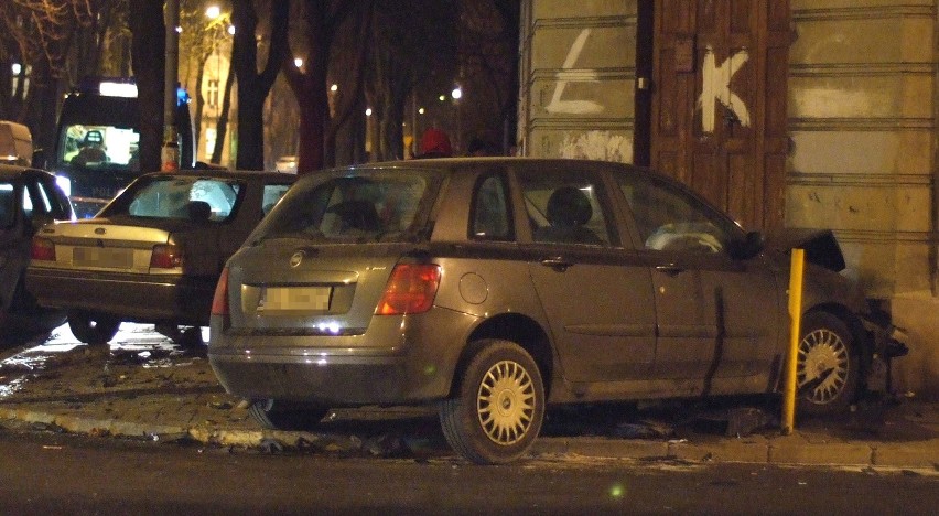 Wypadek przy ul. Strzelców Kaniowskich. Dwa auta wjechały w mur! [nowe fakty, zdjęcia]