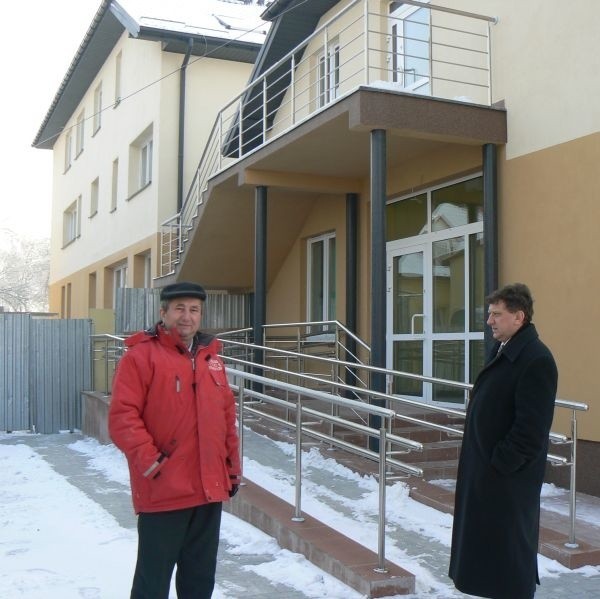 Kierownik budowy Józef Jarek i burmistrz Wojciech Furmanek przy nowym budynku daleszyckiego ośrodka zdrowia.