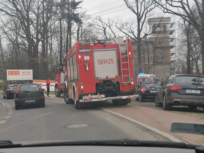 Samochód osobowy dachował na ul. ks. Pojdy w Leszczynach