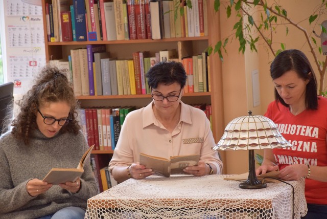 W bibliotece „Moralność Pani Dulskiej” czytali i interpretowali m.in. uczniowie z Miastka i Świerzna, nauczyciele, pracownicy biblioteki. Na końcu był słodki poczęstunek. 