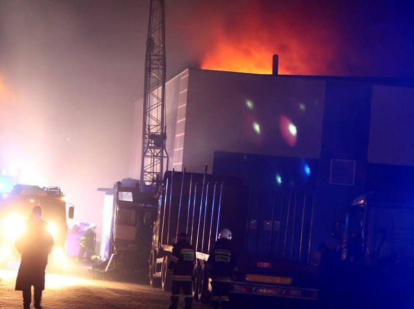 Ogromny pożar w Lubiczu Dolnym. Płonęły magazyny firmy Staler [zdjęcia, wideo]