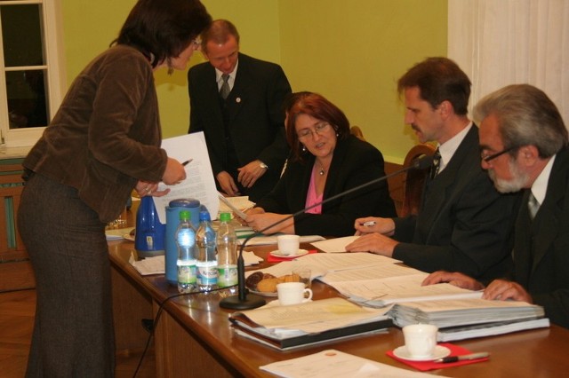 Radna Katarzyna Neumann (z lewej) złożyła wniosek, aby nie przekazywać Gimnazjum nr 2 dodatkowych 35 tys. złotych