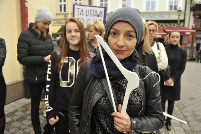 Dziś Czarny Poniedziałek. Od rana kobiety w całym kraju protestują przeciwko zaostrzeniu prawa aborcyjnego. Również w Rzeszowie odbył się strajk - kobiety protestowały na rzeszowskim Rynku. 