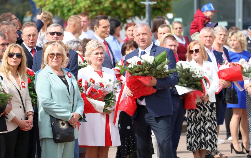 Święto Narodowe Trzeciego Maja w Tarnobrzegu. Wielkie uroczystości przed pomnikiem na Placu Bartosza Głowackiego. Zobacz zdjęcia