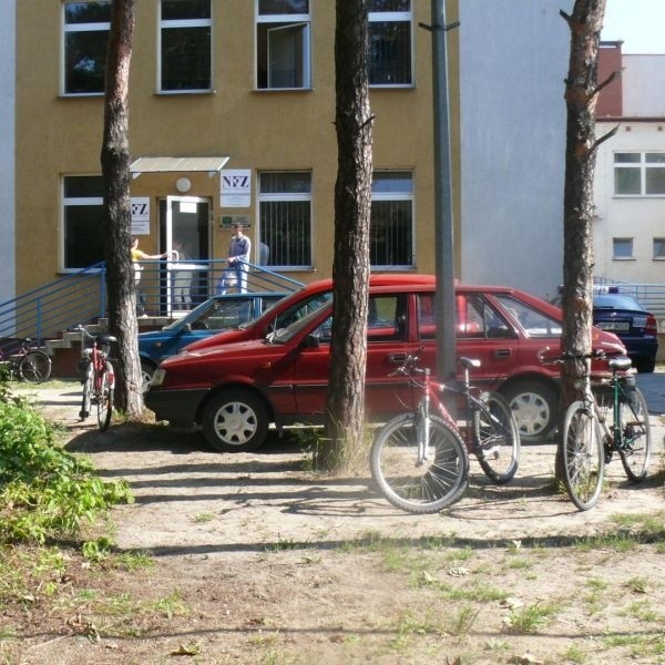 Mieszkańcy nie mając do czego przypiąć swój rower, stawiają na łut szczęścia i opierają je o drzewa.