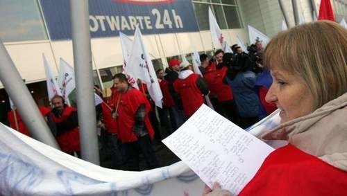 Protest przed lubelskim hipermarketem Tesco. Jeśli pracownicy nie dostaną podwyżek, zablokują sklepy przed świętami Bożego Narodzenia