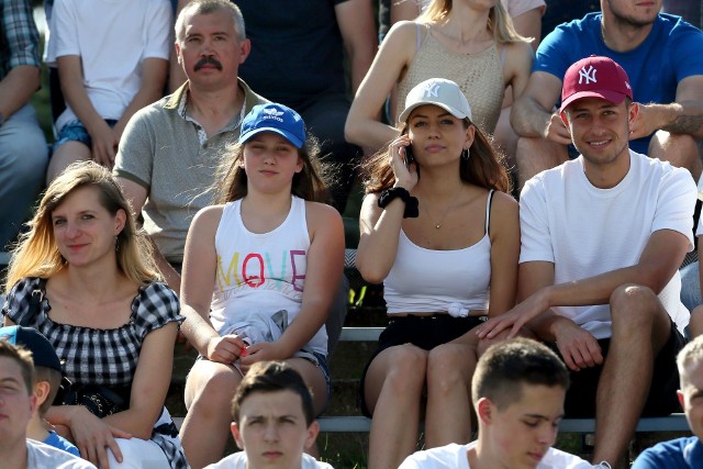 Żużlowcy Polonii nie mieli łatwego poprzedniego sezonu i dopiero rzutem na taśmę utrzymali się w I lidze. Mimo perturbacji, zawsze mogli liczyć na wsparcie kibiców, którzy licznie przychodzili na stadion przy ul. Sportowej 2. W tym gronie nie brakowało uroczych przedstawicielek płci pięknej. PRZEKONAJ SIĘ SAM PRZEGLĄDAJĄC ZDJĘCIA >>>>>