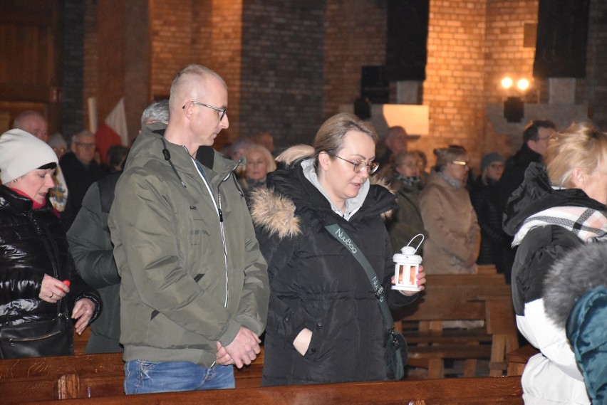 Mieszkańcy Rypina upamiętnili św. Jana Pawła II. Tak wyglądał wieczorny Marsz Papieski [zdjęcia]