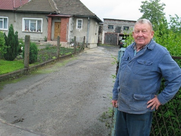 Czesław Wołoszko ma duży problem przez miejską drogę, która biegnie przed jego domem