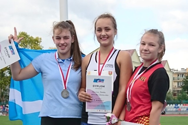 Aleksandra Wryk (z prawej) zdobyła brązowy medal w rzucie młotem.