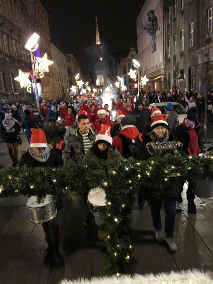 Świąteczna parada w Katowicach już za nami. Ulicami miasta przeszły elfy, mikołaje, aniołki, był też teatr ognia ZDJĘCIA