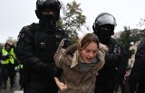 Protesty w Dagestanie. Policjanci zgarniają poborowych z ulic. Kobiety stają w obronie synów i mężów - WIDEO