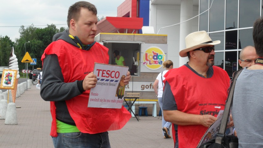 Pikieta pod Tesco w Tychach. Pracownicy domagają się...