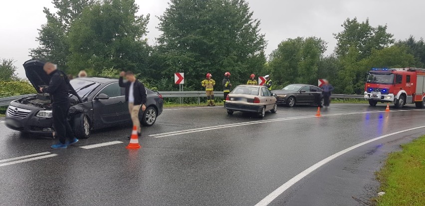 Biczyce Dolne wypadek. Zablokowany pas drogowy po zderzeniu dwóch aut [ZDJĘCIA]