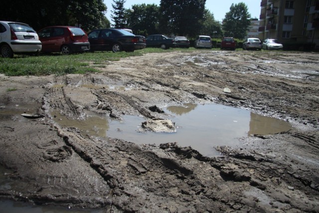 Mieszkańcy wieżowca przy ul. Weteranów 19 skarżą się na brak dogodnego dojazdu do swoich mieszkań