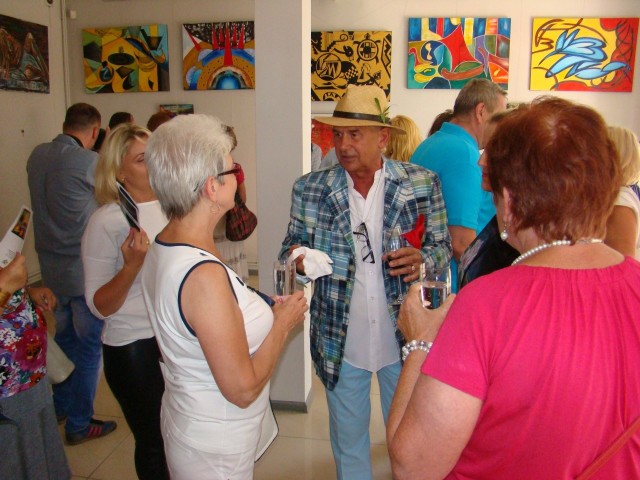 Na zdjęciu: Leonard Berendt wśród gości  i sympatyków swej twórczości podczas wystawy „Kolor mieć” w Kujawskim Centrum Kultury