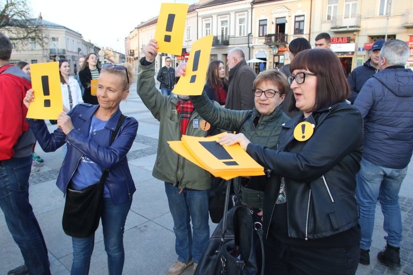 Strajk nauczycieli - spontaniczny protest na Rynku w Kielcach (TRANSMISJA)