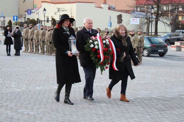 Opatowianie uczcili 159. rocznicę bitwy opatowskiej na Rynku przy pomniku majora Ludwika Topora Zwierzdowskiego