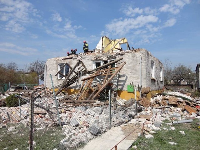 Piętro domu zostało rozerwane przez wybuch, a jego części są porozrzucane w promieniu kilkuset metrów.