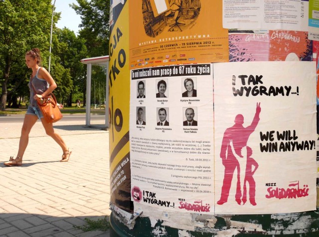 Plakaty na słupie ogłoszeniowym w Stalowej Woli.