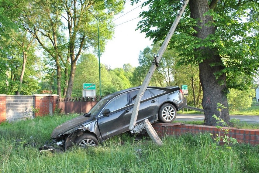 Myszków: Pijany 17-latek zabrał audi ojcu. Skończył jazdę na ogrodzeniu [ZDJĘCIA]