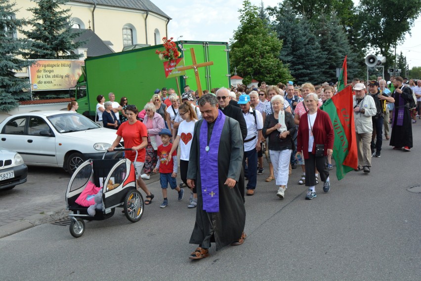 Ostrołęka: wyruszyła pielgrzymka na Jasną Górę [ZDJĘCIA+WIDEO]