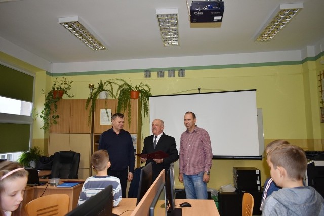 Uczniowie ze szkoły podstawowej w Rusinowie mogą już korzystać z nowego sprzętu komputerowego do nauki.