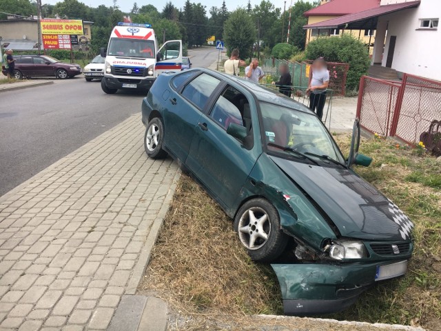 Do tego groźnie wyglądającego zdarzenia drogowego doszło w środę we Fredropolu w pow. przemyskim.- 47-letni kierowca opla corsy nie upewnił się, czy może bezpiecznie wykonać manewr skrętu w lewo. Nie zauważył kierującej seatem, która już była w trakcie jego wyprzedzania. Doszło do zderzeni - powiedziała sież. szt. Marta Fac z KMP w Przemyślu.Seat wjechał do rowu i uderzył w betonowy przepust. Samochodem podróżowała 43-letnia kobiet i jej dzieci w wieku 3 i 6 lat. Nikt nie potrzebował transportu do szpitala.47-letni mieszkaniec pow. przemyskiego nie przyjął mandatu. Policjanci skierują wniosek o ukaranie do sądu. Uczestnicy kolizji byli trzeźwi.