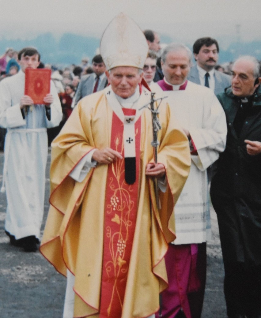 Z okazji setnej rocznicy urodzin Jana Pawła II wspominaliśmy Jego wizytę w Kielcach i Masłowie w 1991 roku  [UNIKATOWE ZDJĘCIA]