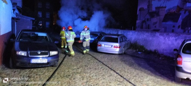 Chełmińscy strażacy dostali dwa sygnały o pożarach samochodów - w odstępie 10 minut