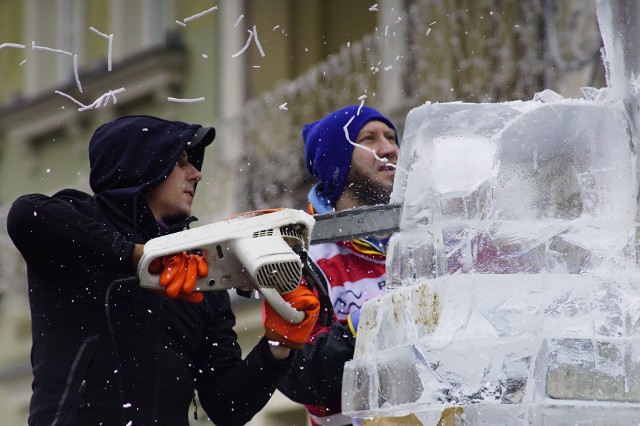 W Poznaniu w weekend trwa Poznań Ice Festival 2019, czyli festiwal rzeźb lodowych. W Konkursie Głównym można oglądać 24 rzeźbiarzy z całego świata. Niedzielne zmagania zaczęły się o godz. 10, zwycięzcę poznamy o godz. 18.00.Zobacz zdjęcia --->