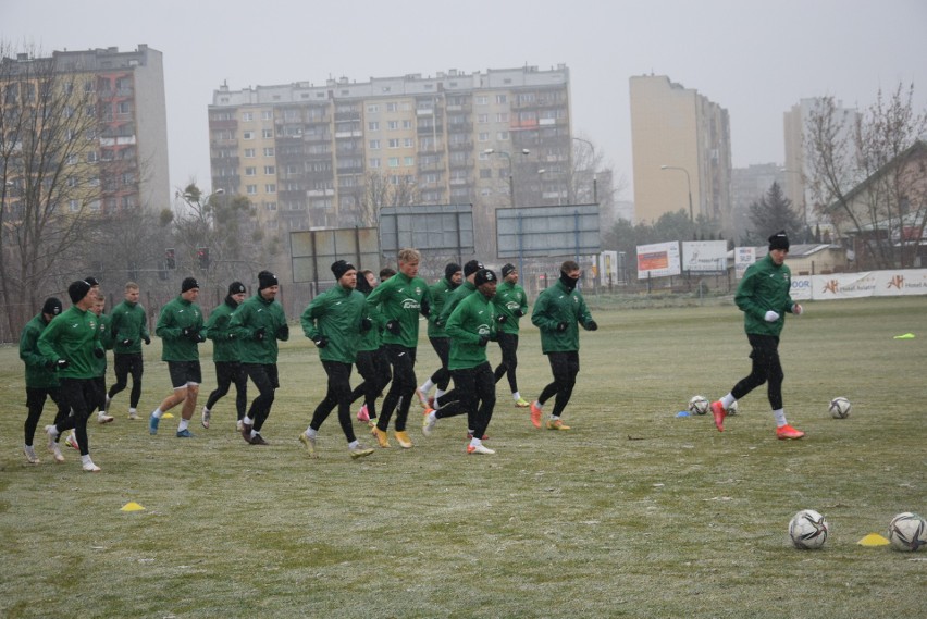 Śnieżny poniedziałkowy trening piłkarzy Radomiaka. W sobotę mecz z liderem tabeli, Lechem Poznań (ZOBACZ ZDJĘCIA)